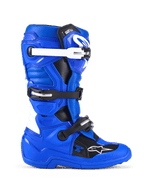 Alpinestars Youth Tech 7 S, stivali da motocross, blu, nero e bianco, vista laterale con tomaia in microfibra rinforzata in PU, sistema di chiusura a quattro fibbie con cinturini bianchi e neri, placca tibiale in TPU e logo Alpinestars, calzature protettive da fuoristrada per giovani piloti
