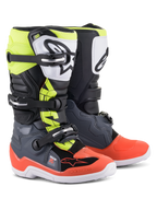 Alpinestars Stivali Youth Tech 7S, stivali da motocross, grigio scuro con dettagli rosso e giallo fluorescente, piastra tibiale in TPU bianca con logo nero, sistema di chiusura a tre fibbie e suola bianca resistente, progettati per giovani piloti off-road