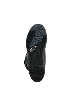 Alpinestars Stivali Corozal V2 Adventure Drystar®, stivali da moto adventure neri, primo piano della suola esterna in gomma con battistrada all-terrain e logo Alpinestars