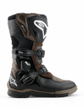 Stivali Alpinestars Corozal V2 Adventure Drystar, stivali da moto adventure touring, marrone e nero, costruzione impermeabile con fibbie regolabili, protezione rinforzata per caviglia e stinco, suola testurizzata robusta per grip su ogni terreno