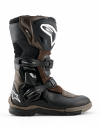 Stivali Alpinestars Corozal V2 Adventure Drystar, stivali da moto adventure touring, marrone e nero, costruzione impermeabile con fibbie regolabili, protezione rinforzata per caviglia e stinco, suola testurizzata robusta per grip su ogni terreno