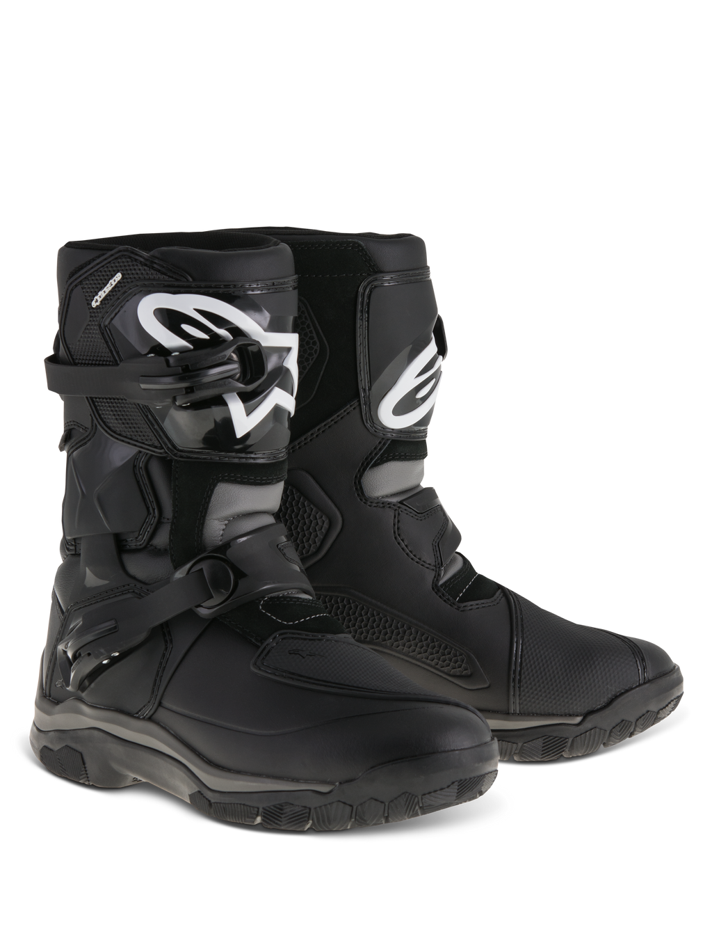 Stivali Alpinestars Belize Drystar®, stivali da moto adventure touring, nero, design low-cut con sistema di chiusura a doppia fibbia, placca parastinchi in TPU con logo Alpinestars bianco, suola robusta in gomma vulcanizzata per uso stradale e fuoristrada