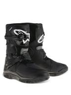 Stivali Alpinestars Belize Drystar®, stivali da moto adventure touring, nero, design low-cut con sistema di chiusura a doppia fibbia, placca parastinchi in TPU con logo Alpinestars bianco, suola robusta in gomma vulcanizzata per uso stradale e fuoristrada