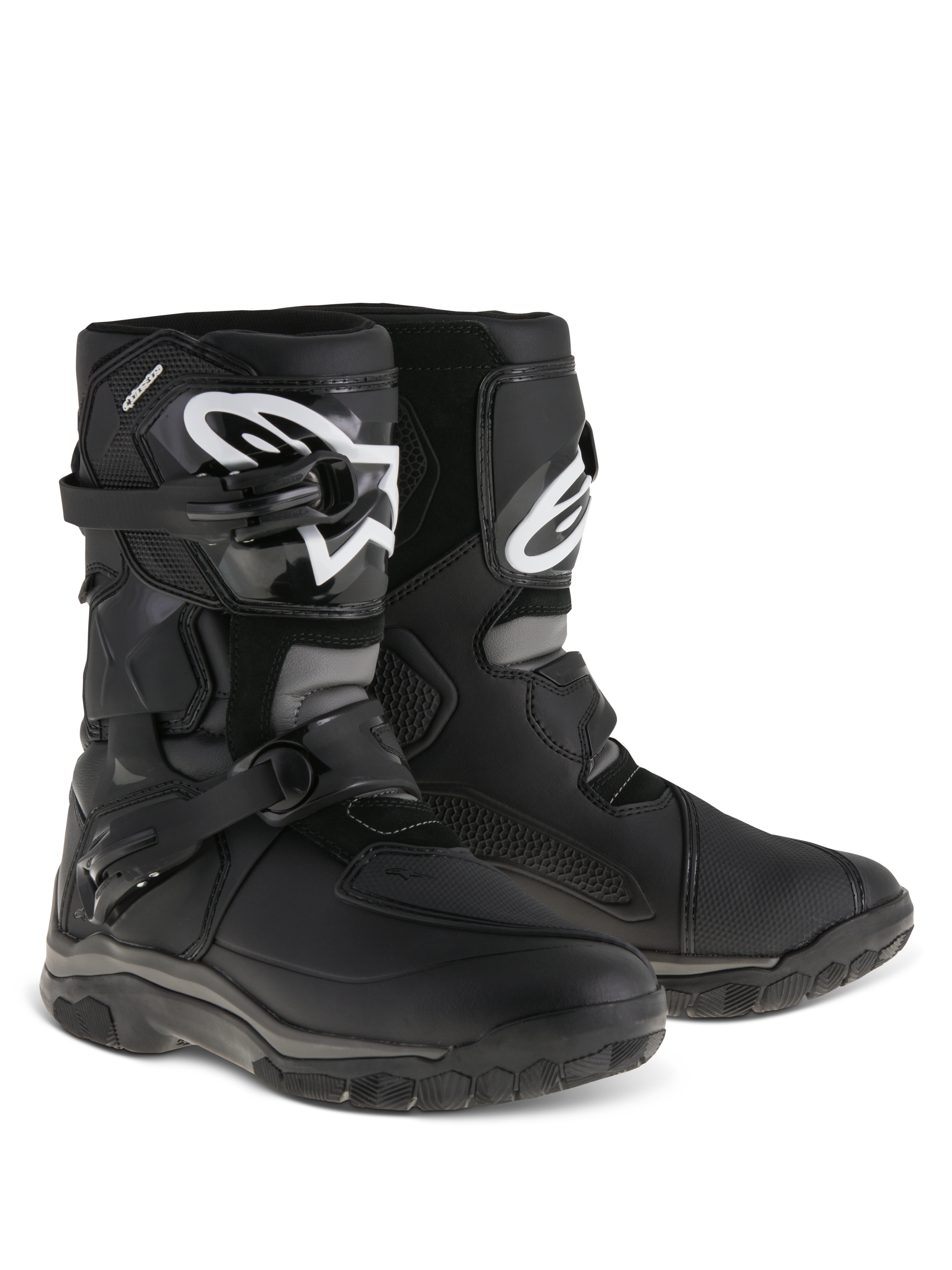 Stivali Alpinestars Belize Drystar®, stivali da moto adventure touring, nero, design low-cut con sistema di chiusura a doppia fibbia, placca parastinchi in TPU con logo Alpinestars bianco, suola robusta in gomma vulcanizzata per uso stradale e fuoristrada