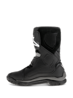 Alpinestars Belize Drystar® Boots, stivali da moto neri, vista laterale del profilo che mostra la costruzione in pelle con pannelli protettivi in TPU, finitura scamosciata e una robusta suola in gomma vulcanizzata per adventure touring