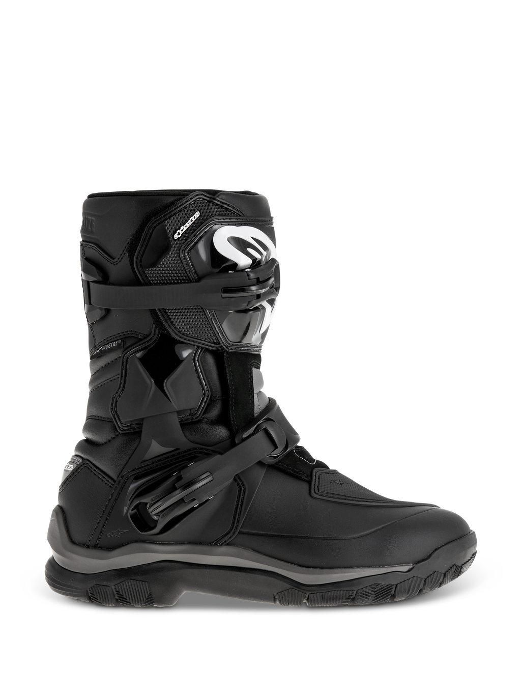 Stivali Alpinestars Belize Drystar, stivali da adventure touring neri, caratterizzati da un design a media altezza con doppie fibbie regolabili, suola robusta e strutturata per il grip, pannelli di protezione rinforzati, logo bianco sulla tibia, calzature da moto impermeabili