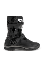 Stivali Alpinestars Belize Drystar, stivali da adventure touring neri, caratterizzati da un design a media altezza con doppie fibbie regolabili, suola robusta e strutturata per il grip, pannelli di protezione rinforzati, logo bianco sulla tibia, calzature da moto impermeabili