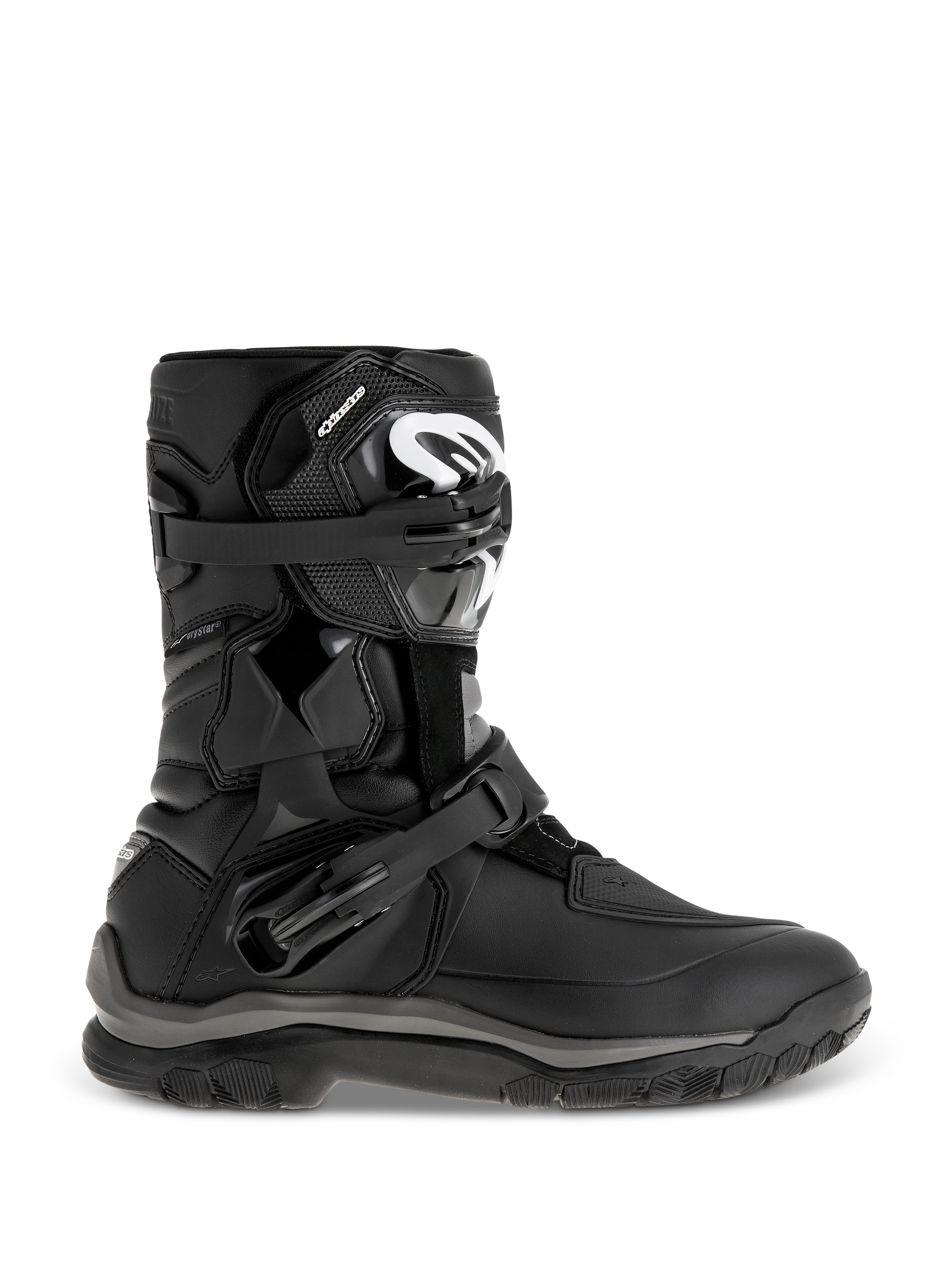 Stivali Alpinestars Belize Drystar, stivali da adventure touring neri, caratterizzati da un design a media altezza con doppie fibbie regolabili, suola robusta e strutturata per il grip, pannelli di protezione rinforzati, logo bianco sulla tibia, calzature da moto impermeabili