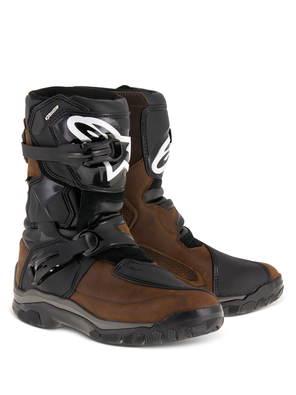 Stivali Alpinestars Belize Drystar®, stivali da moto per adventure touring, marrone oliato e nero, caratterizzati da un design a taglio basso con doppie fibbie laterali, placca parastinchi in TPU nero con logo Alpinestars bianco e robuste suole in gomma vulcanizzata.
