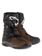 Stivali Alpinestars Belize Drystar®, stivali da moto per adventure touring, marrone oliato e nero, caratterizzati da un design a taglio basso con doppie fibbie laterali, placca parastinchi in TPU nero con logo Alpinestars bianco e robuste suole in gomma vulcanizzata.