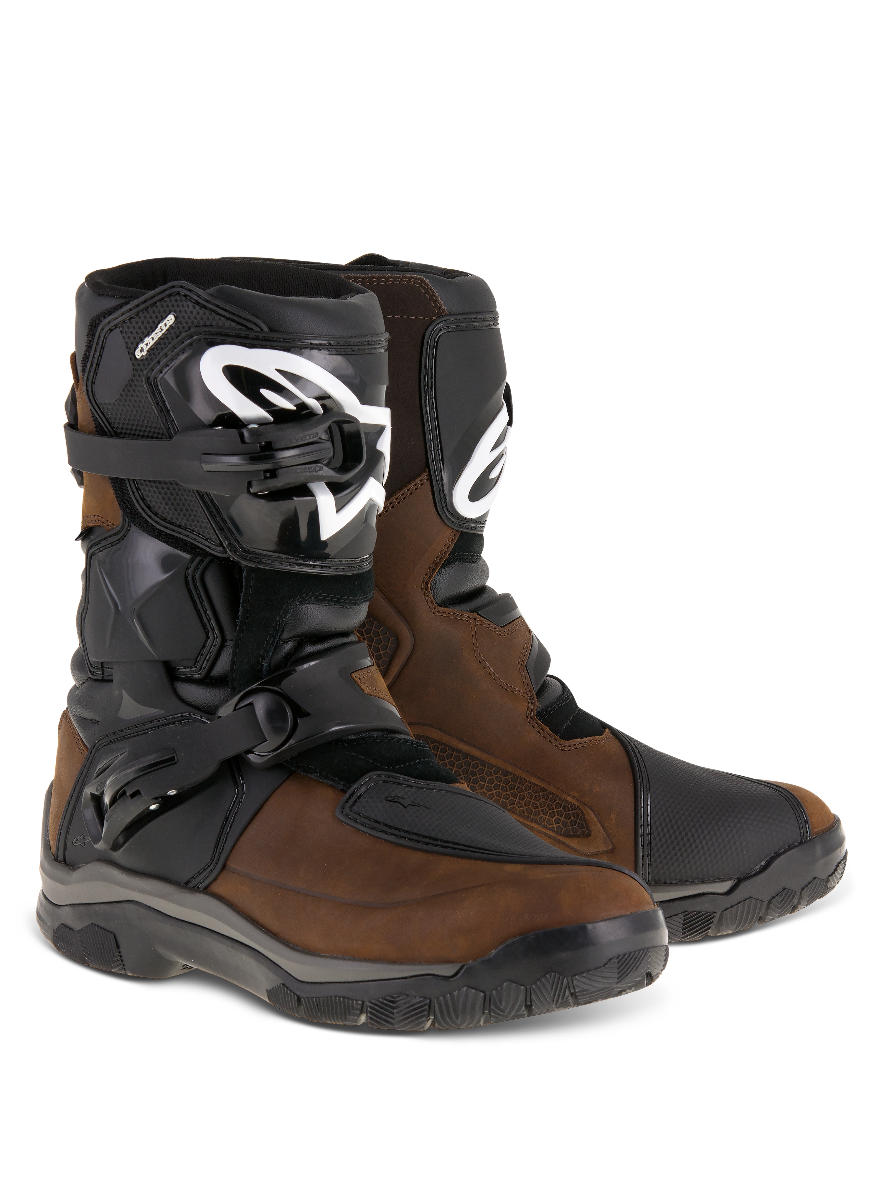 Stivali Alpinestars Belize Drystar®, stivali da moto per adventure touring, marrone oliato e nero, caratterizzati da un design a taglio basso con doppie fibbie laterali, placca parastinchi in TPU nero con logo Alpinestars bianco e robuste suole in gomma vulcanizzata.
