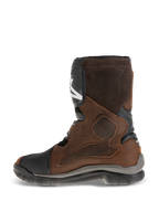 Stivali Alpinestars Belize Drystar®, stivali da moto adventure touring a gambale corto, pelle marrone oliata con accenti neri e grigi, vista del lato mediale con un ampio pannello grip testurizzato a caldo, parastinco in TPU e robusta suola in gomma vulcanizzata