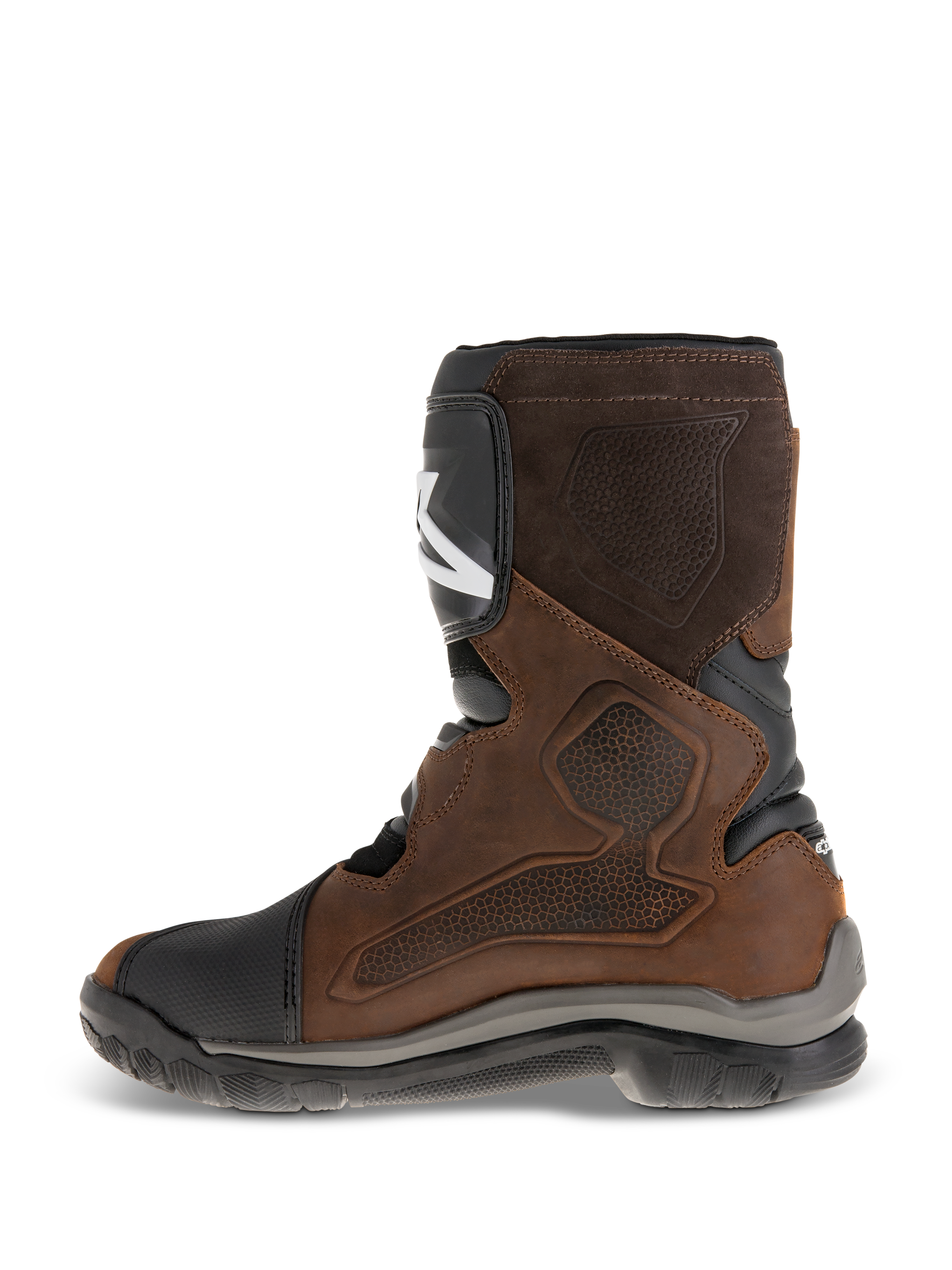 Stivali Alpinestars Belize Drystar®, stivali da moto adventure touring a gambale corto, pelle marrone oliata con accenti neri e grigi, vista del lato mediale con un ampio pannello grip testurizzato a caldo, parastinco in TPU e robusta suola in gomma vulcanizzata