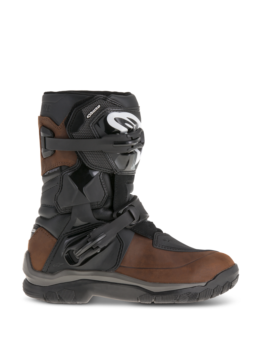 Stivali Alpinestars Belize Drystar, stivali da moto adventure touring a gambale corto, in pelle marrone oliata e nera, caratterizzati da protezione laterale della caviglia flexi-blade, due fibbie a cricchetto regolabili e suola in gomma testurizzata resistente.