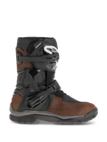 Stivali Alpinestars Belize Drystar, stivali da moto adventure touring a gambale corto, in pelle marrone oliata e nera, caratterizzati da protezione laterale della caviglia flexi-blade, due fibbie a cricchetto regolabili e suola in gomma testurizzata resistente.