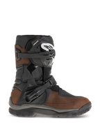 Stivali Alpinestars Belize Drystar, stivali da moto adventure touring a gambale corto, in pelle marrone oliata e nera, caratterizzati da protezione laterale della caviglia flexi-blade, due fibbie a cricchetto regolabili e suola in gomma testurizzata resistente.
