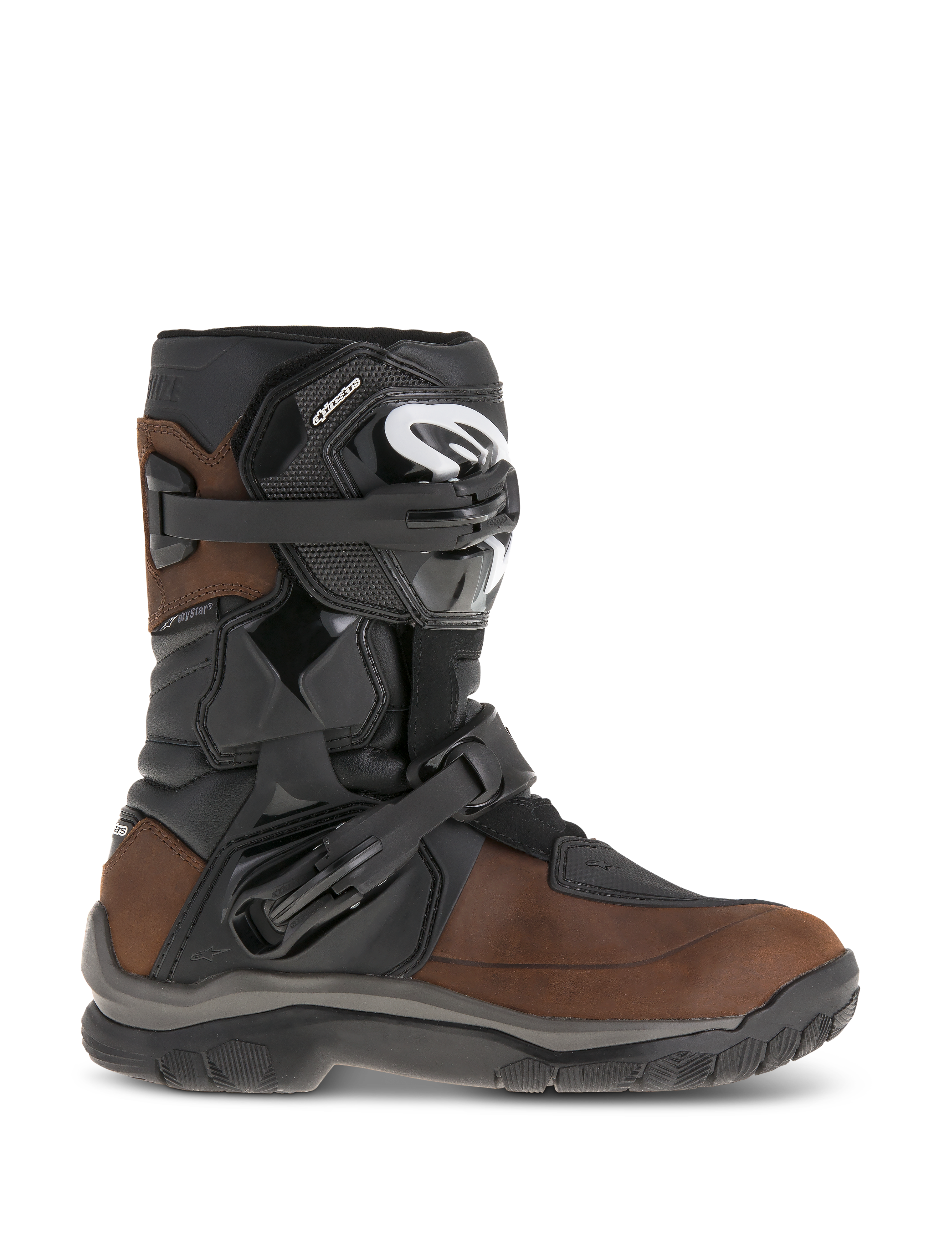 Stivali Alpinestars Belize Drystar, stivali da moto adventure touring a gambale corto, in pelle marrone oliata e nera, caratterizzati da protezione laterale della caviglia flexi-blade, due fibbie a cricchetto regolabili e suola in gomma testurizzata resistente.