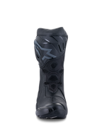 Stivali Alpinestars Supertech R, stivali da moto racing, nero, vista frontale che mostra la placca tibiale in TPU con logo, pannelli di ventilazione in mesh e costruzione protettiva aerodinamica