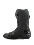 Stivali Alpinestars Supertech R, stivali da moto racing, nero, vista laterale con placca tibiale in TPU, protezione tallone rinforzata e zone a soffietto per movimento naturale, calzature professionali per prestazioni su pista e strada