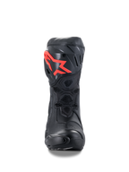 Stivali Alpinestars Supertech R, stivali da moto racing ad alte prestazioni, neri con logo rosso, vista frontale con piastra parastinchi protettiva in TPU, ventilazione a rete a nido d'ape e design racing aerodinamico