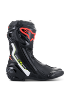 Stivali Alpinestars Supertech R, stivali da moto ad alte prestazioni, nero con accenti bianco, rosso fluo e giallo fluo, piastra parastinchi protettiva in TPU con logo rosso, slider sostituibile sulla punta, profilo aerodinamico.