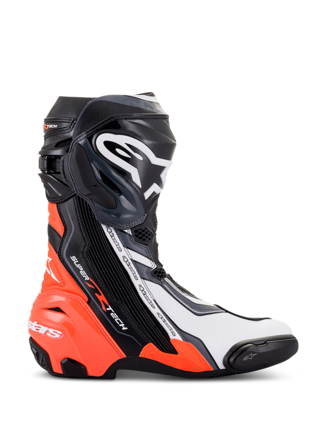 Stivali Alpinestars Supertech R, calzature da moto racing ad alte prestazioni, nero, rosso fluo, bianco e grigio, vista di profilo con placca tibiale in TPU e slider punta, design aerodinamico con loghi evidenti per uso in pista e su strada.