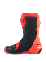 Stivali Alpinestars Supertech R, stivali da moto professionali per il racing, Rosso Vivace e Rosso Fluo con pannelli neri, vista di profilo laterale che mostra la placca tibiale in TPU, design flessibile a soffietto posteriore e logo Alpinestars bianco sul tallone