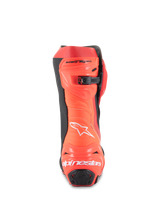 Stivali Alpinestars Supertech R, stivali da moto racing, Rosso Brillante e Rosso Fluo, vista posteriore che mostra la protezione del tallone con logo bianco, dettagli neri e chiusura a cricchetto micro-regolabile sul polpaccio.