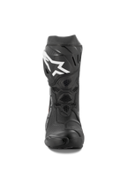 Alpinestars Supertech R Vented Boots, stivali da moto racing, nero e bianco, vista frontale che mostra la costruzione in microfibra traforata, logo Alpinestars bianco sulla placca tibiale e protezione resistente in TPU.