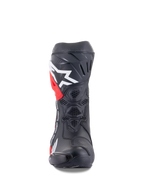 Stivali Alpinestars Honda Supertech R, stivali da moto racing, nero con dettagli rossi e bianchi, vista frontale che mostra la ventilazione in rete a nido d'ape, grande logo bianco sulla tibia e costruzione in microfibra ad alte prestazioni.