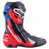 Stivali Alpinestars Honda Supertech R, stivali professionali da corsa per moto, nero, rosso brillante e blu, profilo laterale con marchi bianchi Honda e Alpinestars in evidenza, placca tibiale protettiva in TPU e cursori sostituibili su punta e tallone.