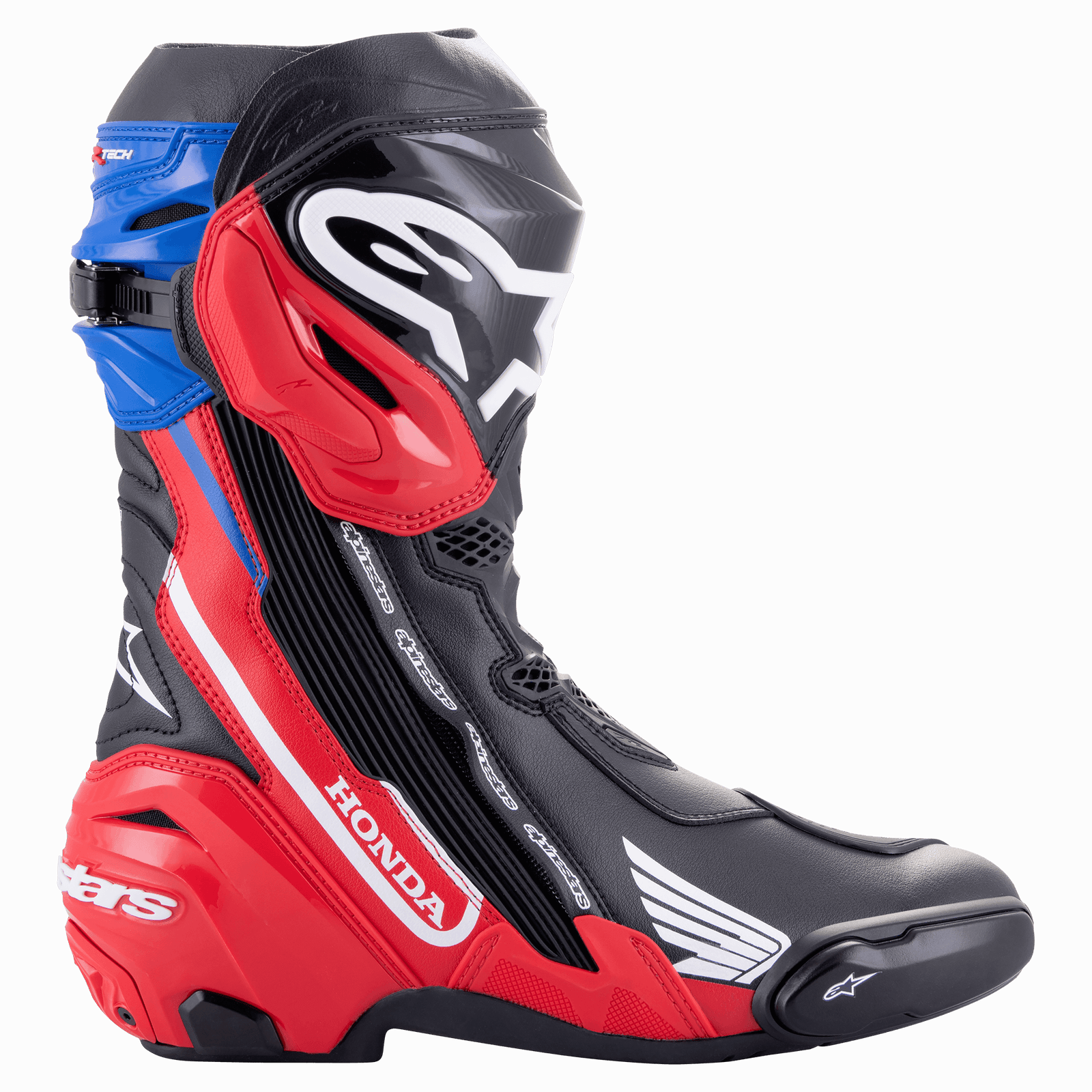 Stivali Alpinestars Honda Supertech R, stivali professionali da corsa per moto, nero, rosso brillante e blu, profilo laterale con marchi bianchi Honda e Alpinestars in evidenza, placca tibiale protettiva in TPU e cursori sostituibili su punta e tallone.