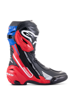Alpinestars Honda Supertech R Boots, stivali da moto racing, nero, rosso brillante e blu, presentano il marchio Honda bianco sul pannello laterale rosso, logo Alpinestars sulla tibia, ghetta superiore blu, design aerodinamico con protezione avanzata in TPU