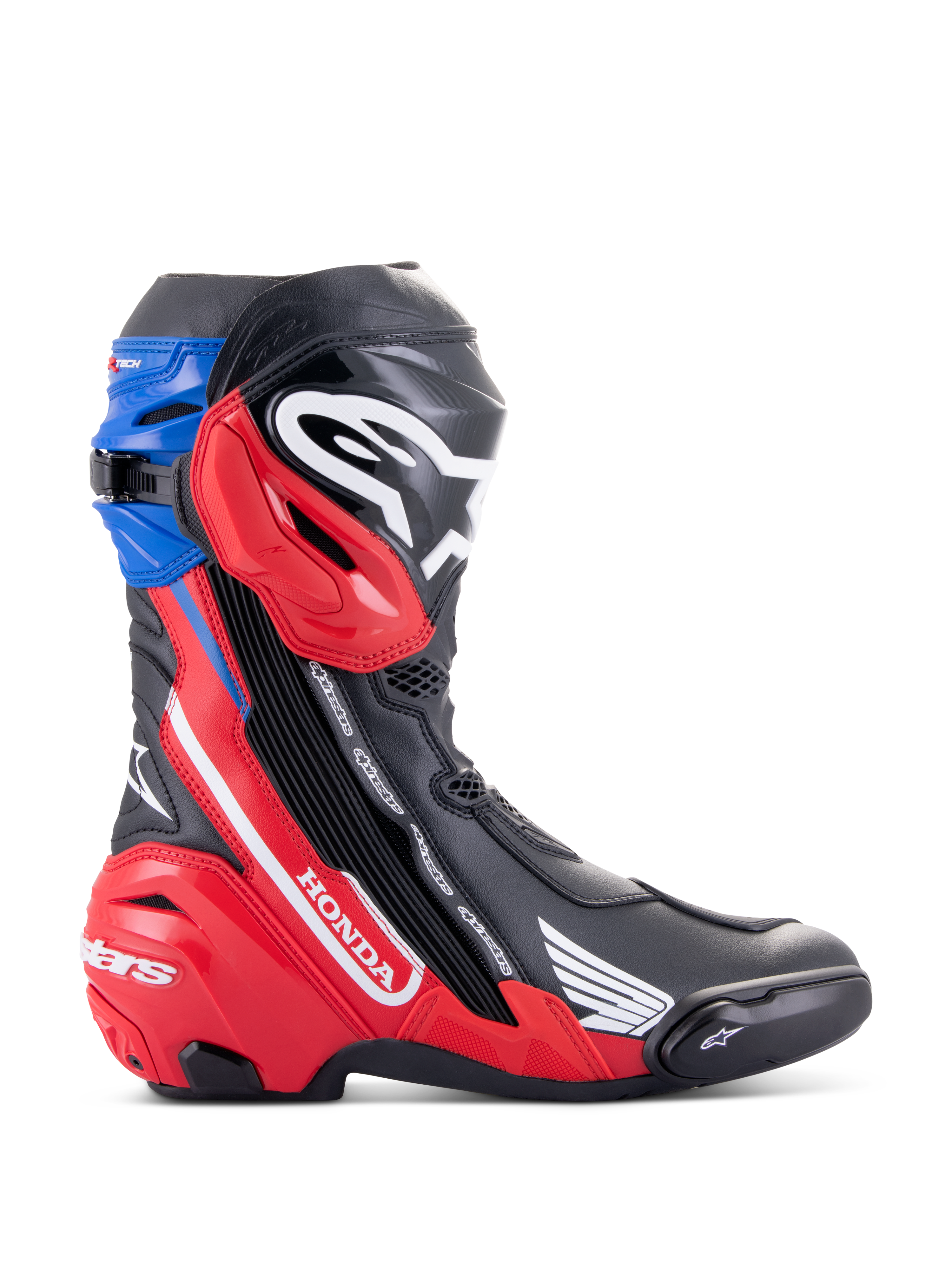 Alpinestars Honda Supertech R Boots, stivali da moto racing, nero, rosso brillante e blu, presentano il marchio Honda bianco sul pannello laterale rosso, logo Alpinestars sulla tibia, ghetta superiore blu, design aerodinamico con protezione avanzata in TPU