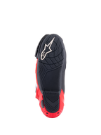 Stivali Alpinestars Honda Supertech R, vista della suola, nero e rosso vivace, con mescola di gomma testurizzata per il grip, logo Astar bianco sull'avampiede e slider della piastra del tallone rosso, calzatura da moto racing ad alte prestazioni.