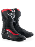 Stivali Alpinestars Honda SMX-6 V3, stivali da moto ad alte prestazioni, nero, rosso brillante e bianco, con protezioni in TPU per stinco e caviglia, pannelli in rete ventilata e profilo aerodinamico moderno con marchio Honda.