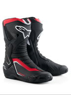 Stivali Alpinestars Honda SMX-6 V3, stivali da moto ad alte prestazioni, nero, rosso brillante e bianco, con protezioni in TPU per stinco e caviglia, pannelli in rete ventilata e profilo aerodinamico moderno con marchio Honda.