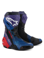 Alpinestars Stivali Supertech R LE Martinator R01 Ventilati, stivali da moto racing, blu, viola, rosso e nero, con ampie perforazioni per il flusso d'aria, logo Astars bianco su parastinchi viola, protezione del tallone rossa e design tecnico da corsa