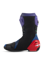 Alpinestars Supertech R LE Martinator R01 Ventilati, stivali da moto racing, blu, viola, rosso e nero, vista laterale di profilo con microfibra perforata, placca tibiale viola e protezione del tallone rossa con logo bianco.