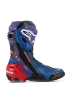 Alpinestars Supertech R LE Martinator R01 Vented, stivali da moto racing ad alte prestazioni, vivace colorazione blu, viola e rossa, caratterizzati da una tomaia in microfibra traforata, prominente logo Alpinestars bianco sulla placca tibiale e protezione del tallone rossa rinforzata