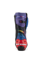 Stivali Alpinestars Supertech R LE Martinator R01 Ventilati, stivali da moto racing, blu, viola, rosso e nero, vista posteriore con protezione del tallone rossa e logo Alpinestars bianco, ghetta superiore viola con fibbia regolabile e microfibra perforata per il flusso d'aria.
