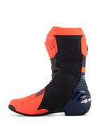 Alpinestars Supertech R Vented MM93 Replica, stivali da corsa motociclistica, rosso fluo, blu scuro e nero, vista del profilo laterale mediale, con tomaia in microfibra traforata, piastre protettive in TPU e design aerodinamico e performante.