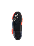 Stivali Alpinestars Supertech R Vented MM93 Replica, vista della suola che mostra la suola esterna in gomma nera con logo a stella bianco, trama grip testurizzata per le pedane e accenti rosso fluo e blu scuro, design di calzatura per prestazioni racing