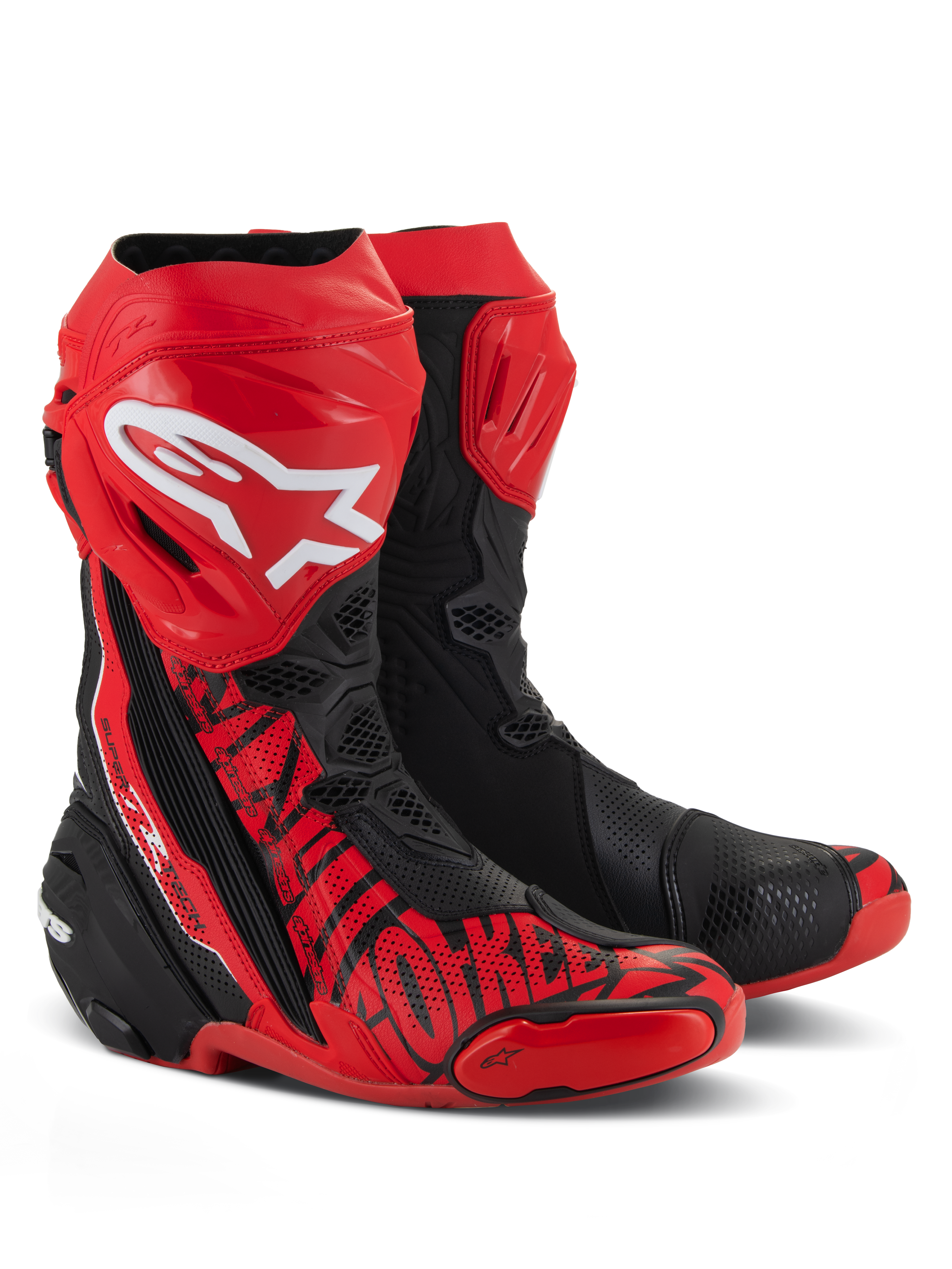 Alpinestars Supertech R LE Pecco Bagnaia Ventilati, stivali da moto racing, rosso e nero, con un grande logo Alpinestars bianco sullo stinco, ampie perforazioni per il flusso d'aria e grafiche rosse specializzate sulla punta e sul lato.