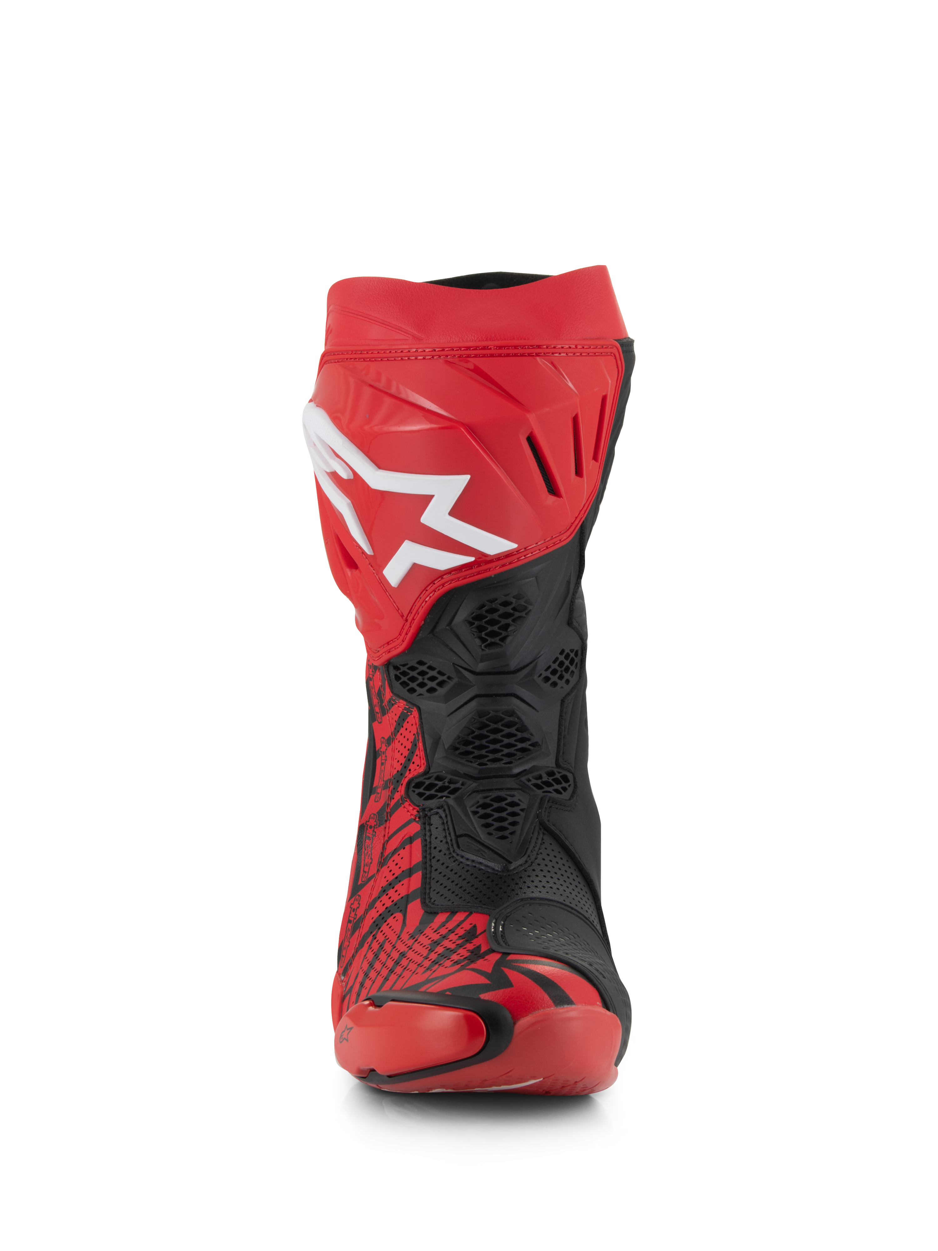 Stivali Alpinestars Supertech R LE Pecco Bagnaia Vented, stivali da corsa rossi e neri, vista frontale, caratterizzati da un grande logo Alpinestars bianco sulla placca tibiale rossa, zone in mesh traforata nera per il massimo flusso d'aria e audaci motivi grafici rossi e neri.