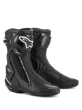 Alpinestars SMX Plus V2 Boots, stivali da moto racing, neri con logo bianco sulla tibia, design a caviglia alta, slider in punta rinforzati e protezione del tallone, chiusura laterale con zip, pannelli a fisarmonica a costine per la flessibilità, costruzione aerodinamica