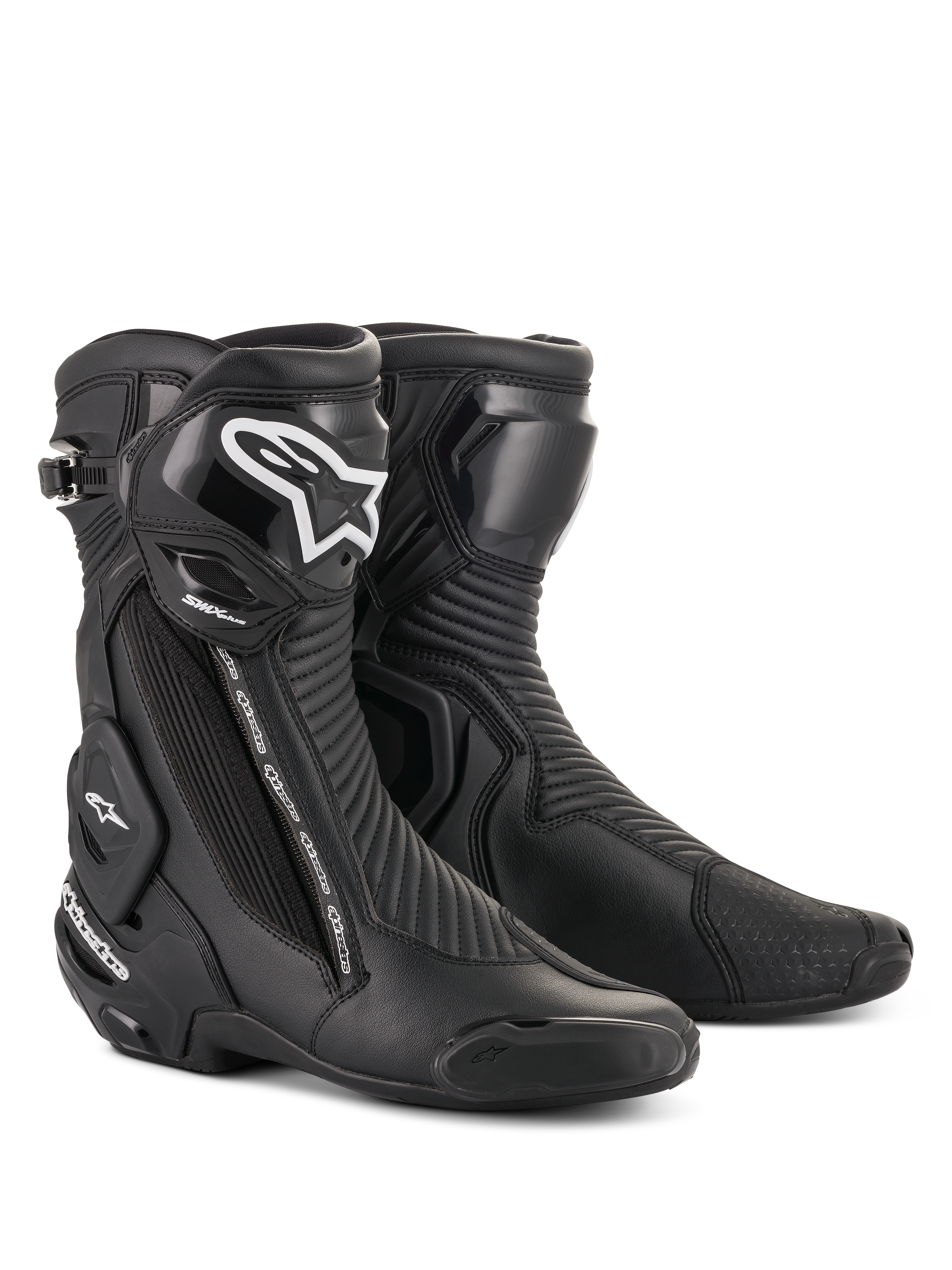 Alpinestars SMX Plus V2 Boots, stivali da moto racing, neri con logo bianco sulla tibia, design a caviglia alta, slider in punta rinforzati e protezione del tallone, chiusura laterale con zip, pannelli a fisarmonica a costine per la flessibilità, costruzione aerodinamica