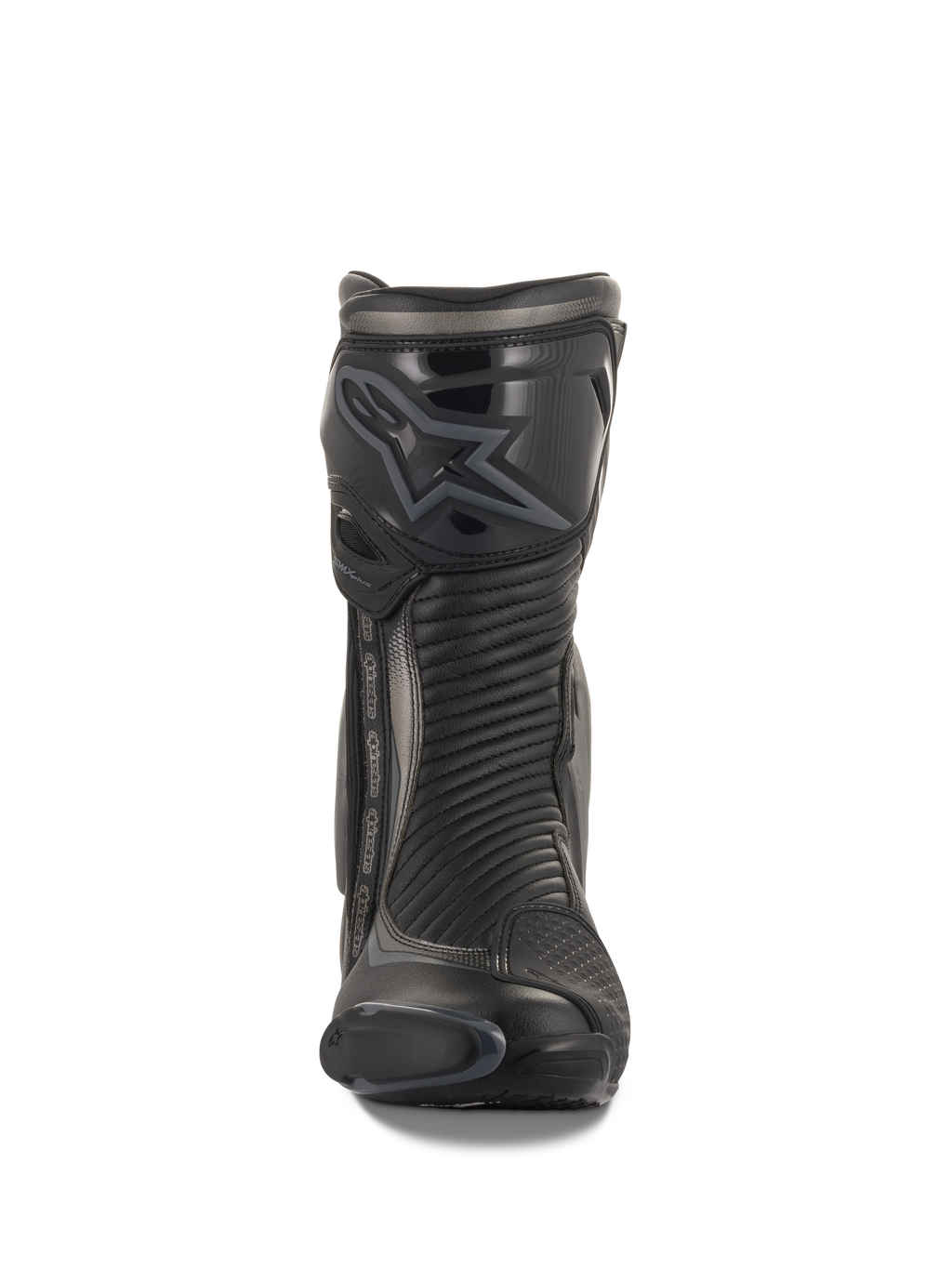 Alpinestars SMX Plus V2 Boots, stivali da moto racing e sportivi, nero e grigio scuro, vista frontale con protezione stinco in TPU sagomata con logo Alpinestars, pannelli flessibili a fisarmonica per il movimento e profilo aerodinamico sottile per la guida prestazionale.