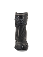 Alpinestars SMX Plus V2 Boots, stivali da moto racing e sportivi, nero e grigio scuro, vista frontale con protezione stinco in TPU sagomata con logo Alpinestars, pannelli flessibili a fisarmonica per il movimento e profilo aerodinamico sottile per la guida prestazionale.