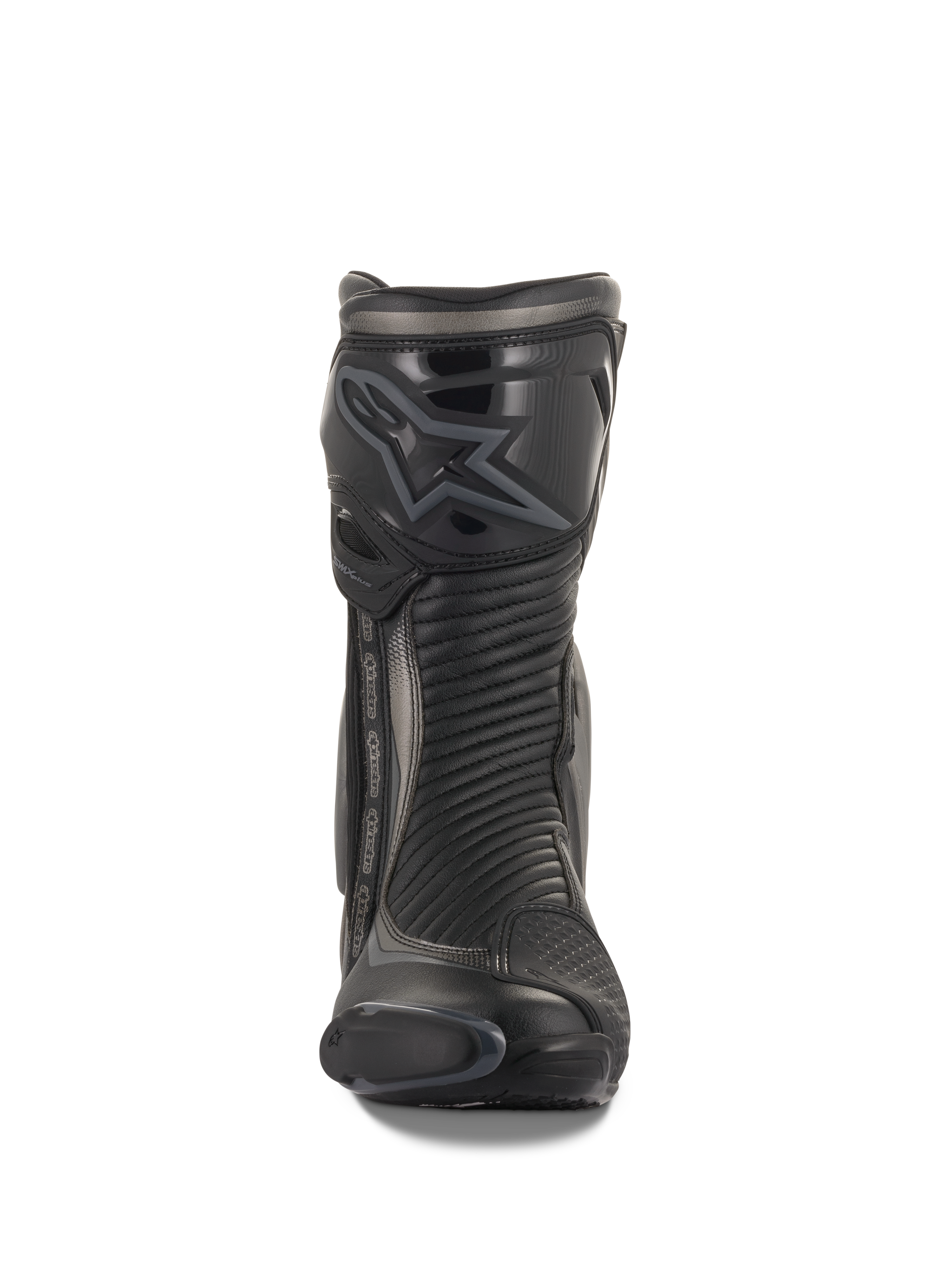 Alpinestars SMX Plus V2 Boots, stivali da moto racing e sportivi, nero e grigio scuro, vista frontale con protezione stinco in TPU sagomata con logo Alpinestars, pannelli flessibili a fisarmonica per il movimento e profilo aerodinamico sottile per la guida prestazionale.